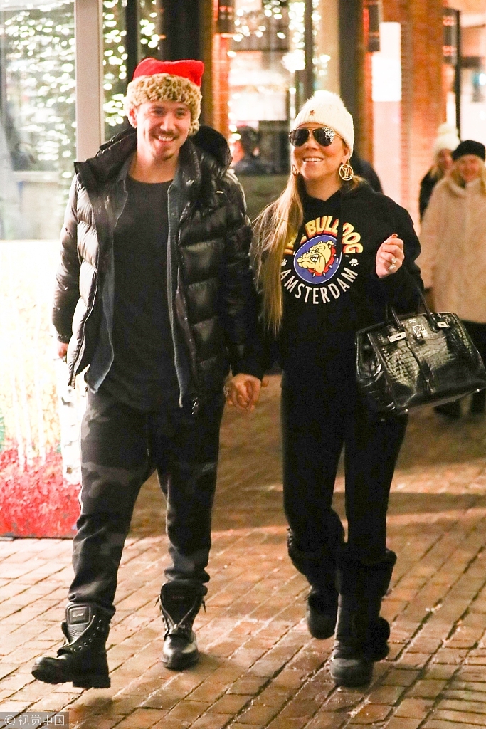 组图玛丽亚凯莉与小男友甜蜜出街颜值回春不似牛老根