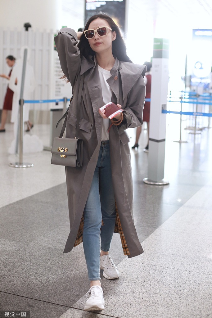 组图:倪妮穿长风衣英姿飒爽御姐范 挥手大笑甜美可爱