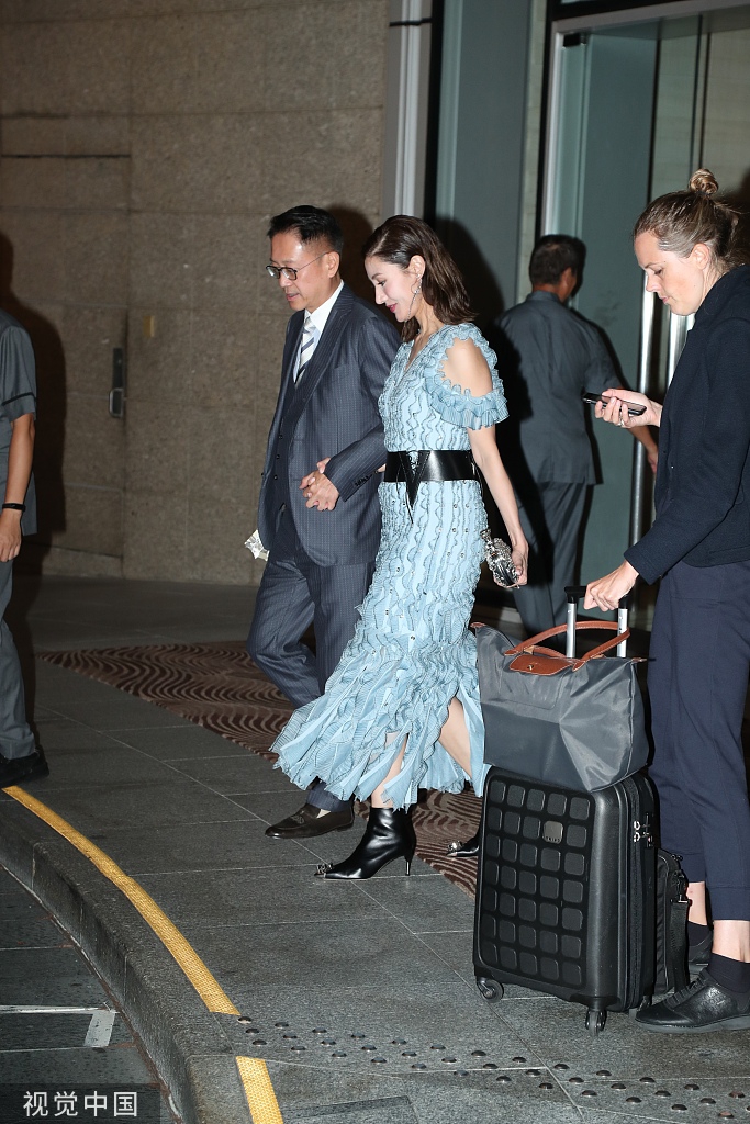 李嘉欣露肩长裙现身友人婚宴 小腹微凸全程获丈夫牵手护驾