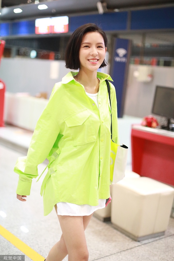 组图:短发美炸!王思聪前女友张予曦时装周变"行走的荧光棒"