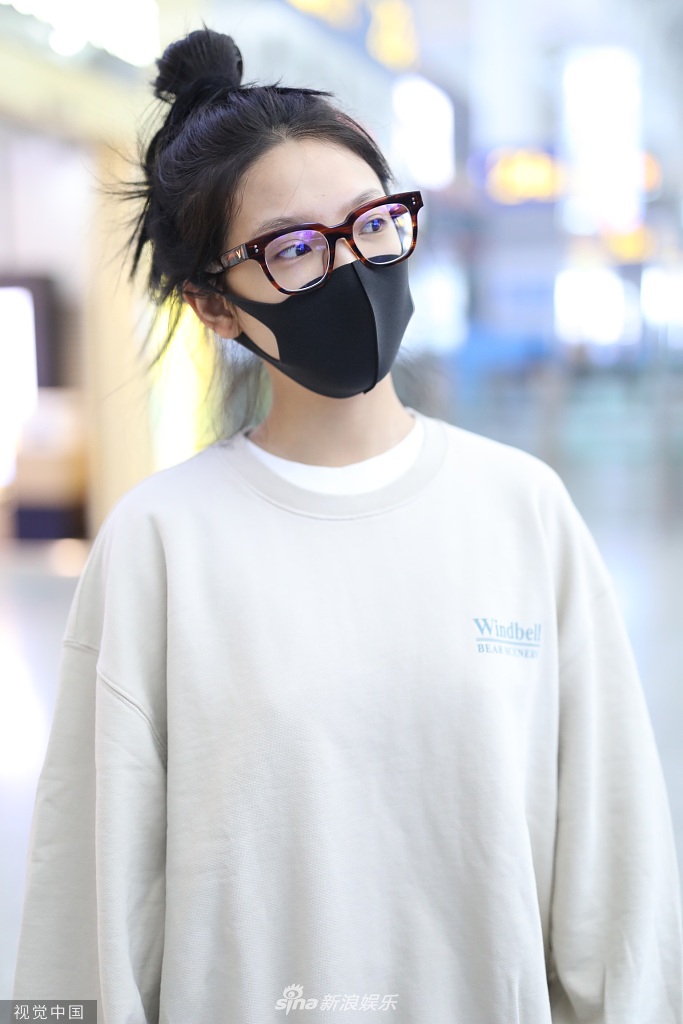 组图:章若楠挥拳歪头卖萌超可爱 素颜戴圆框眼镜少女感十足