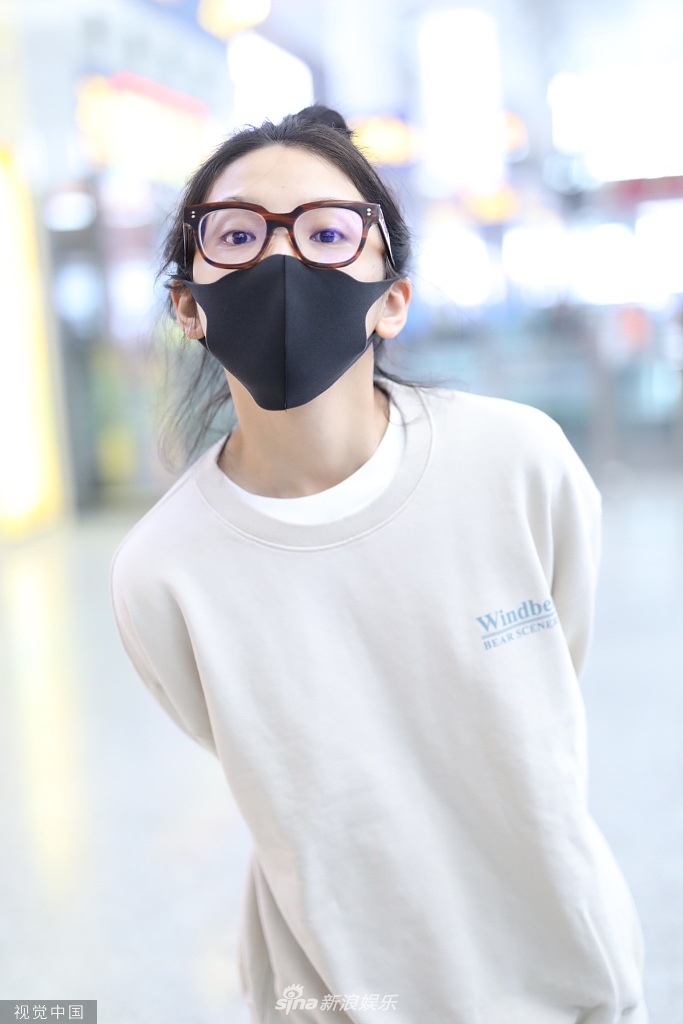 组图:章若楠挥拳歪头卖萌超可爱 素颜戴圆框眼镜少女感十足_高清图集