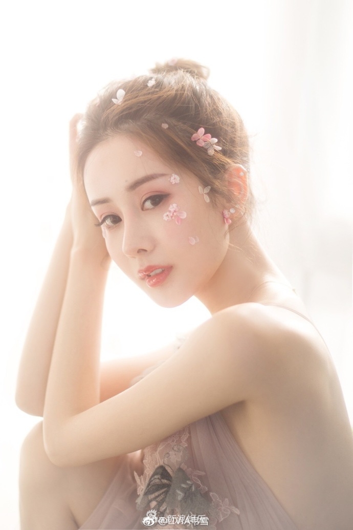 组图再战十年生三孩网红韦雪肤如凝脂似花间少女