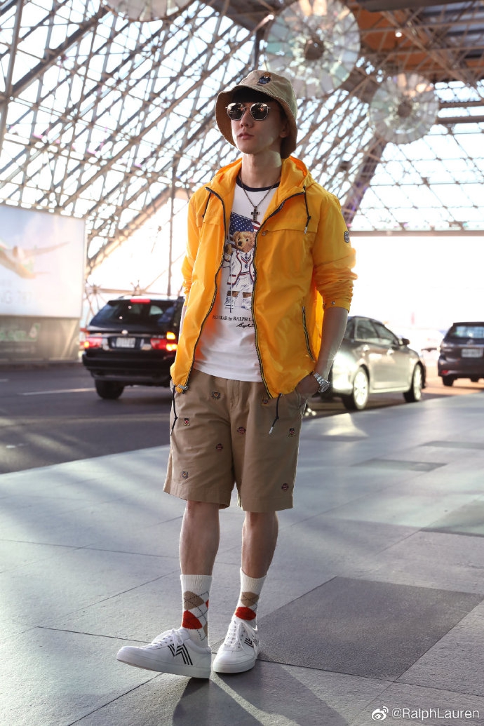 组图林俊杰机场前往纽约时装秀黄色连帽夹克显阳光活力