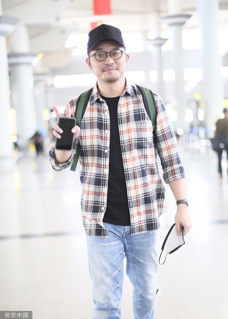 组图:沙溢机场开心对镜比耶 露"英子爸爸"式笑容憨厚可爱_高清图集