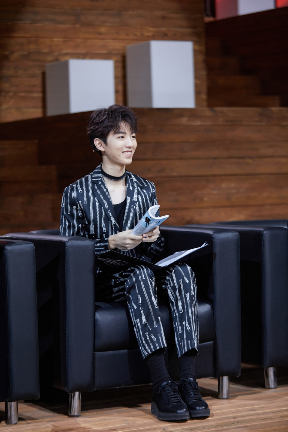 组图:王俊凯身穿拉链图案西装趣味十足 手拿吉他展现多重魅力