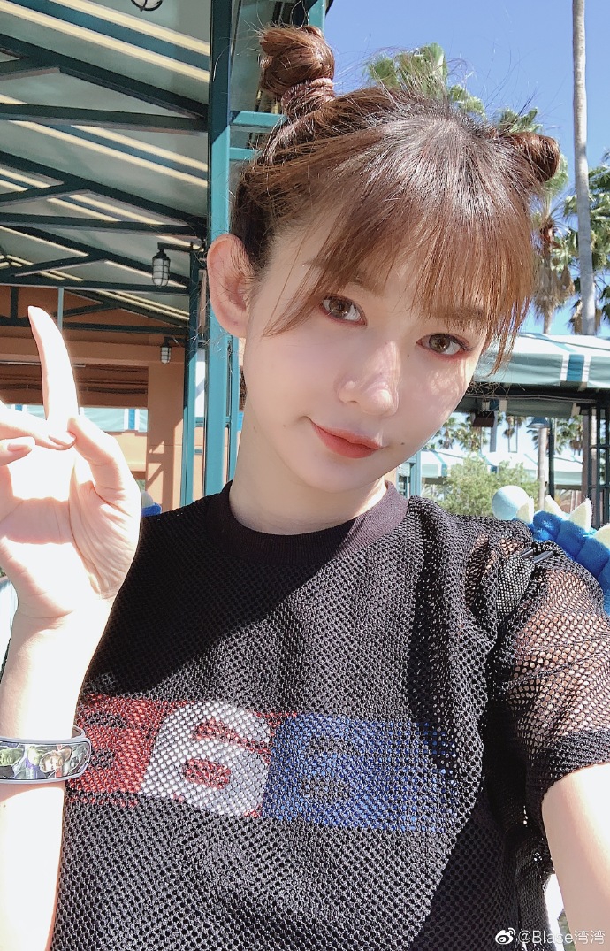 组图:网红湾湾晒哪咤头自拍清纯可人 曾被疑与李易