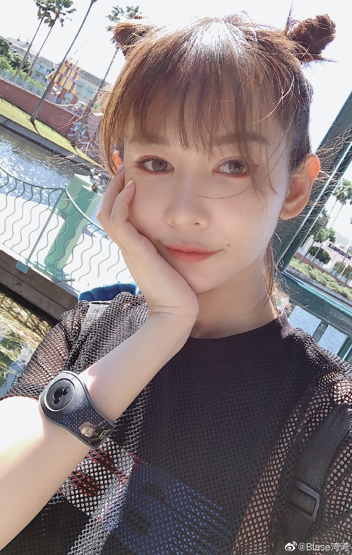 组图:网红湾湾晒哪咤头自拍清纯可人 曾被疑与李易