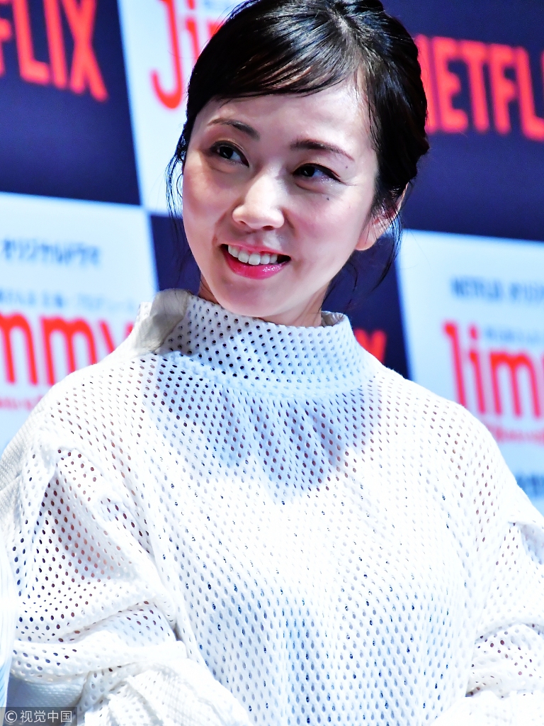 组图:木南晴与玉木宏婚后首公开亮相 举手秀婚戒显害羞