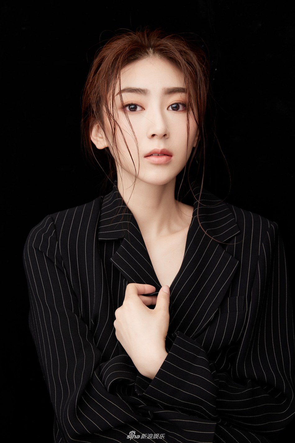 组图:赵艺最新时尚大片 西装干练气场足