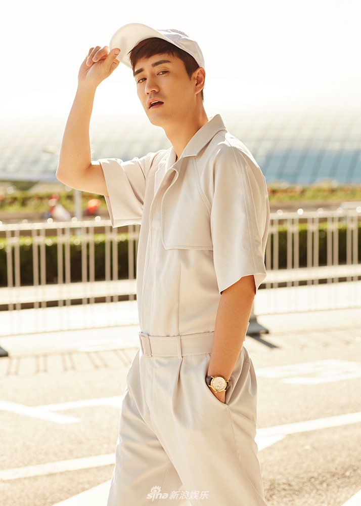 组图:杨玏温暖街拍来袭 阳光满分街头感十足