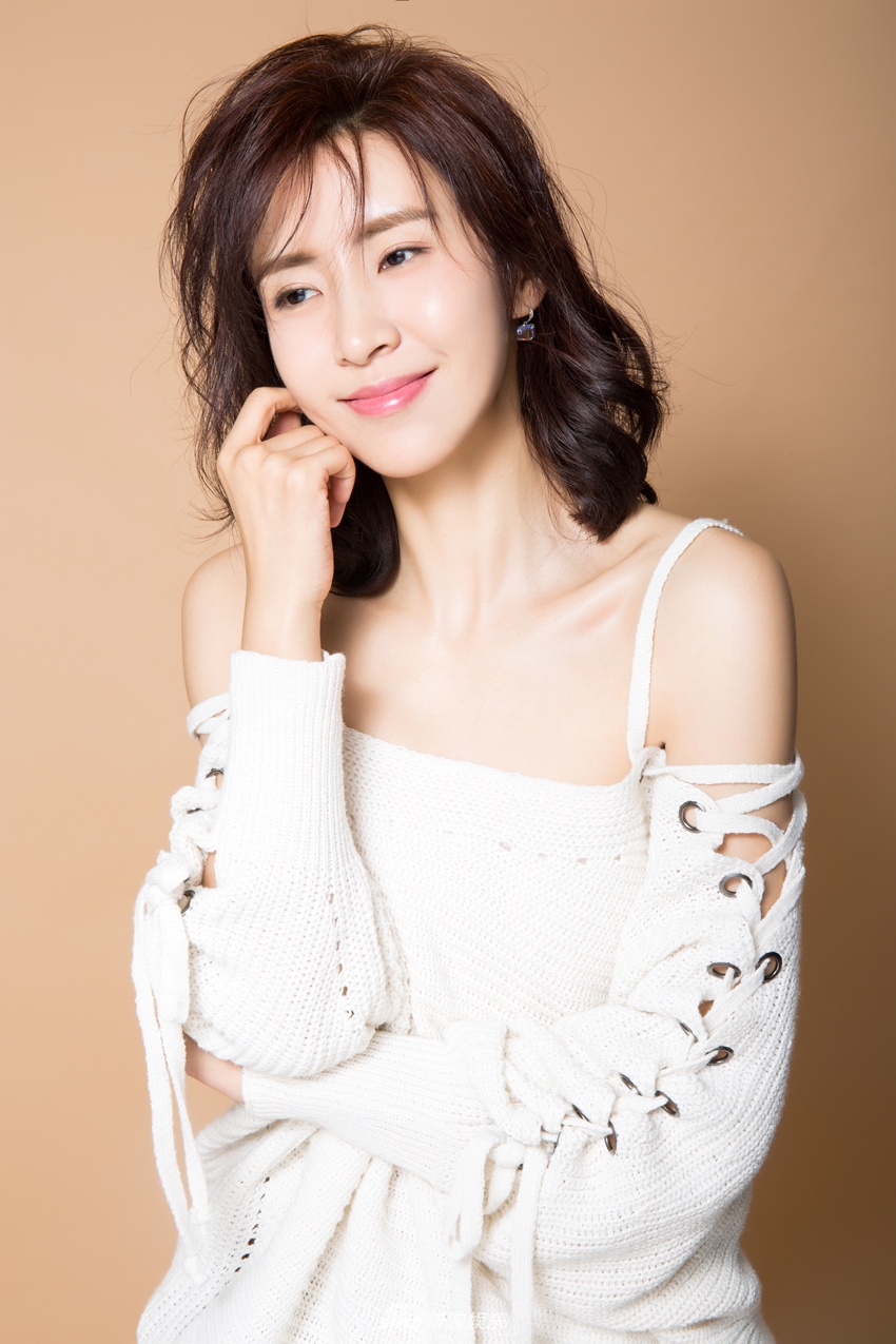 组图: "白衣天使"李悦溪写真曝光 大展优雅轻熟女魅力