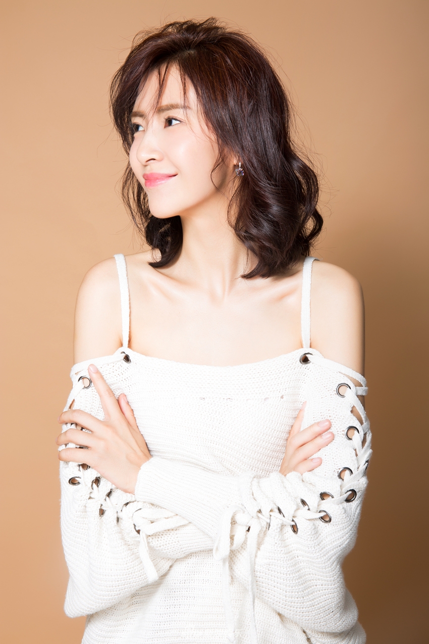 组图: "白衣天使"李悦溪写真曝光 大展优雅轻熟女魅力