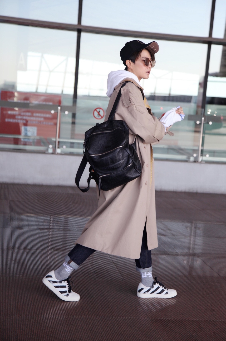 组图:刘力扬机场现身尽现潮范儿