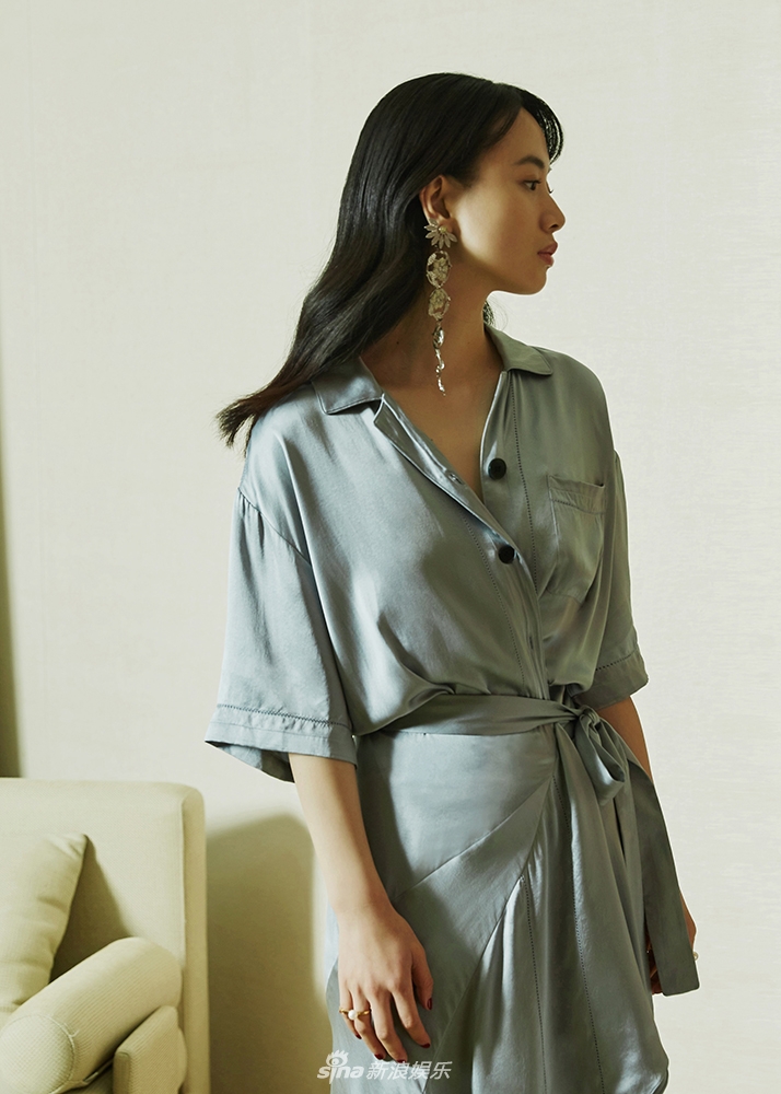 组图:李梦出席电影幕后英雄盛典 为李屏宾颁奖