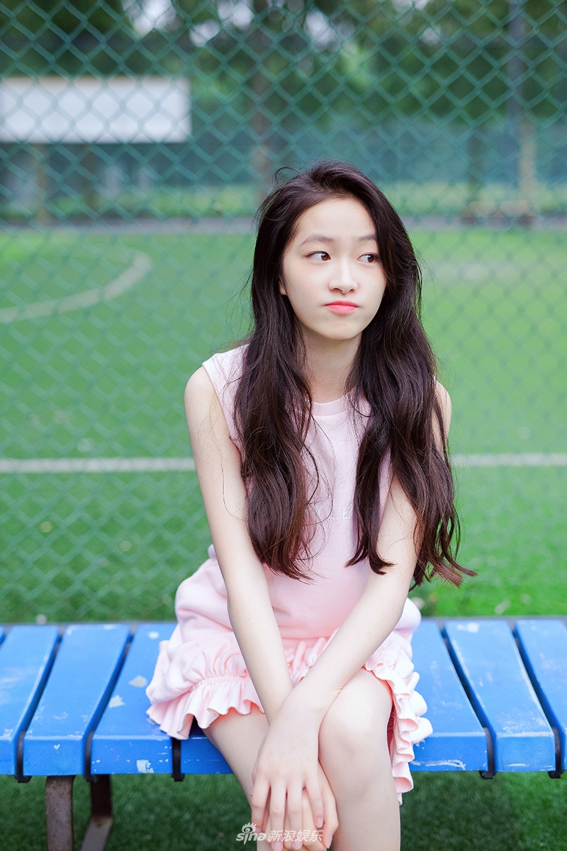 组图:青春正当时!杨肸子校园写真活力满满