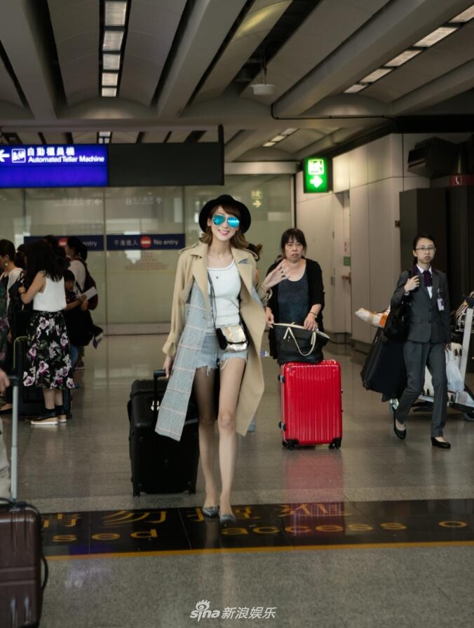 组图:时尚辣妈蒋丽莎机场街拍 忆起老公甜蜜举动