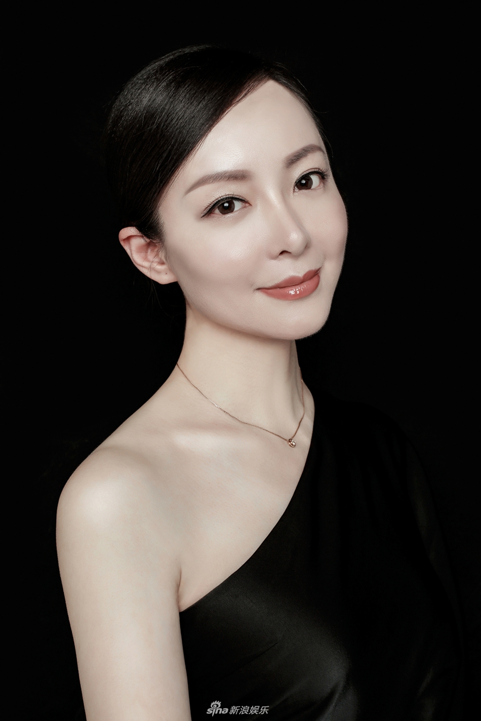 组图:简约不简单!许榕真黑白之间彰显高雅新风尚