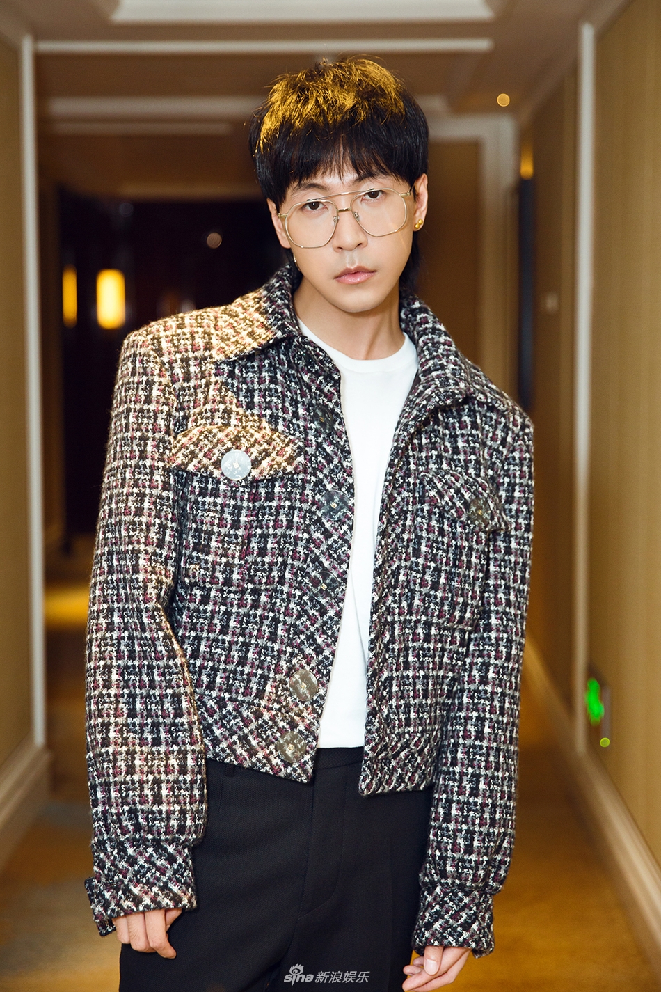 整体以最具标志性的黑,白元素为主简单又时尚,一改往日发型的韩火火