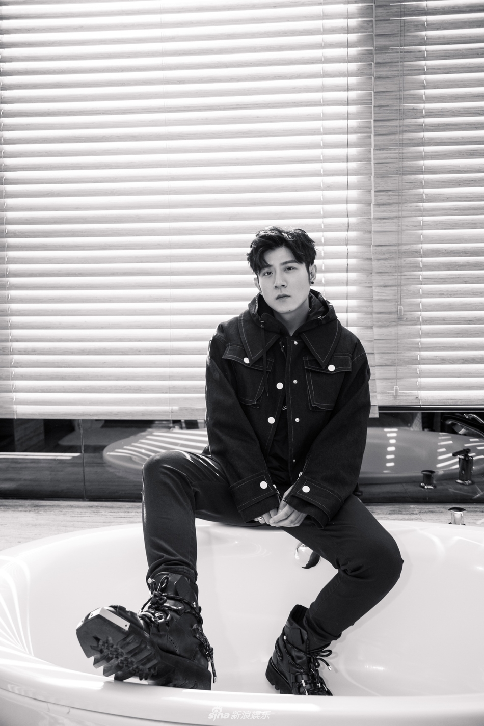 组图:高晓攀曝秋冬写真 光影结合尽显雅痞气质