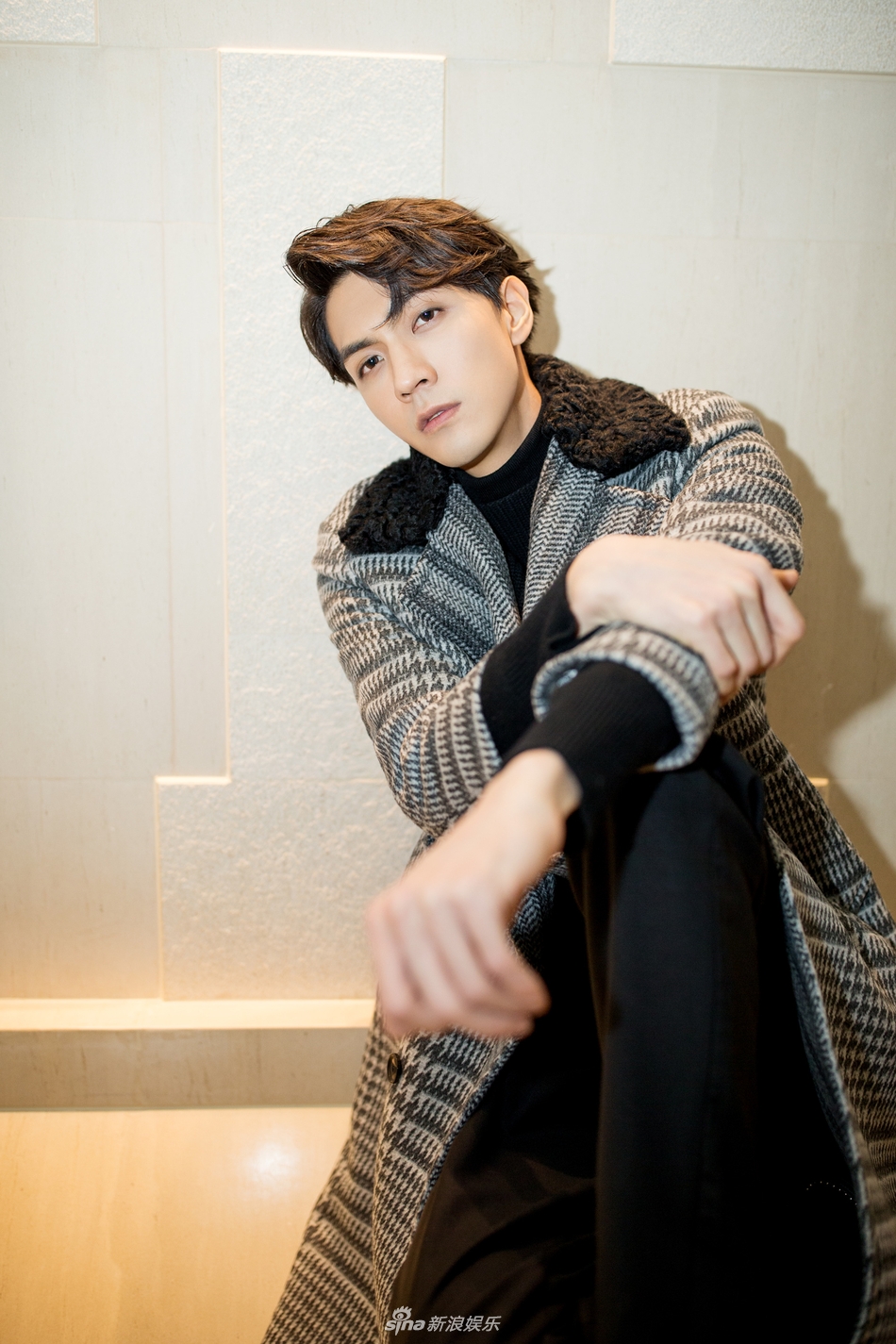 组图:任言恺格子风衣亮相活动 网友盛赞:太有型!