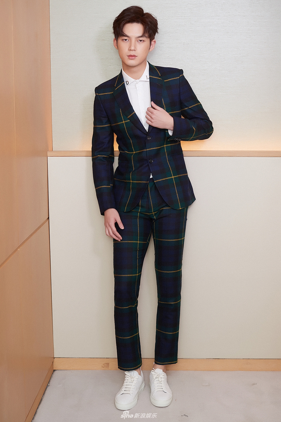 董力西装亮相释放荷尔蒙