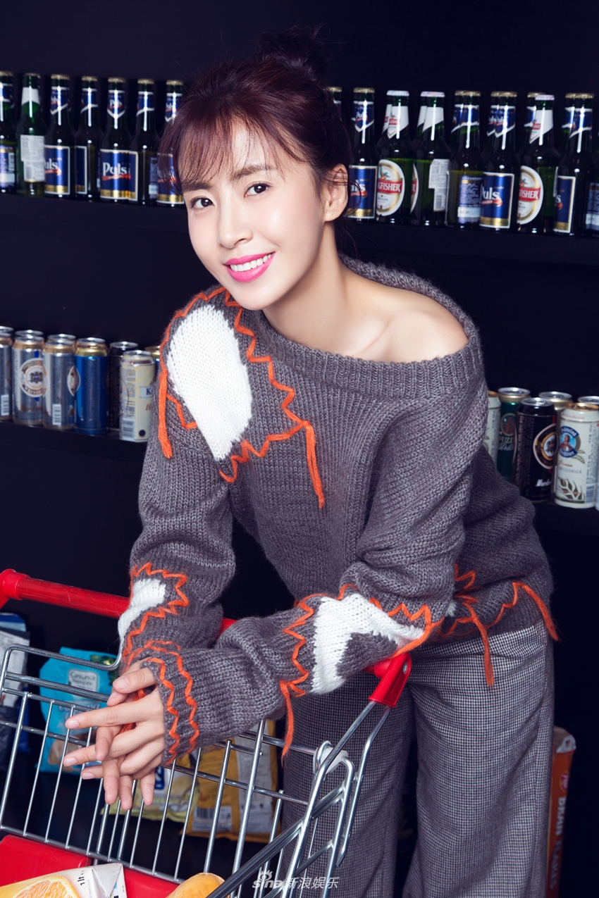 组图:李悦溪街拍大片来袭 购物卖萌一样都不少