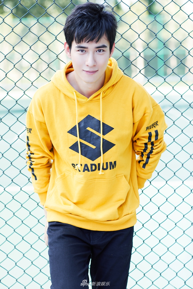 组图吴昊泽运动风写真曝光暖系潮男活力满分