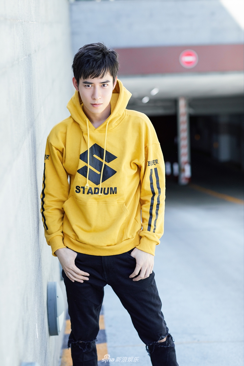 吴昊泽运动风写真曝光 暖系潮男活力满分