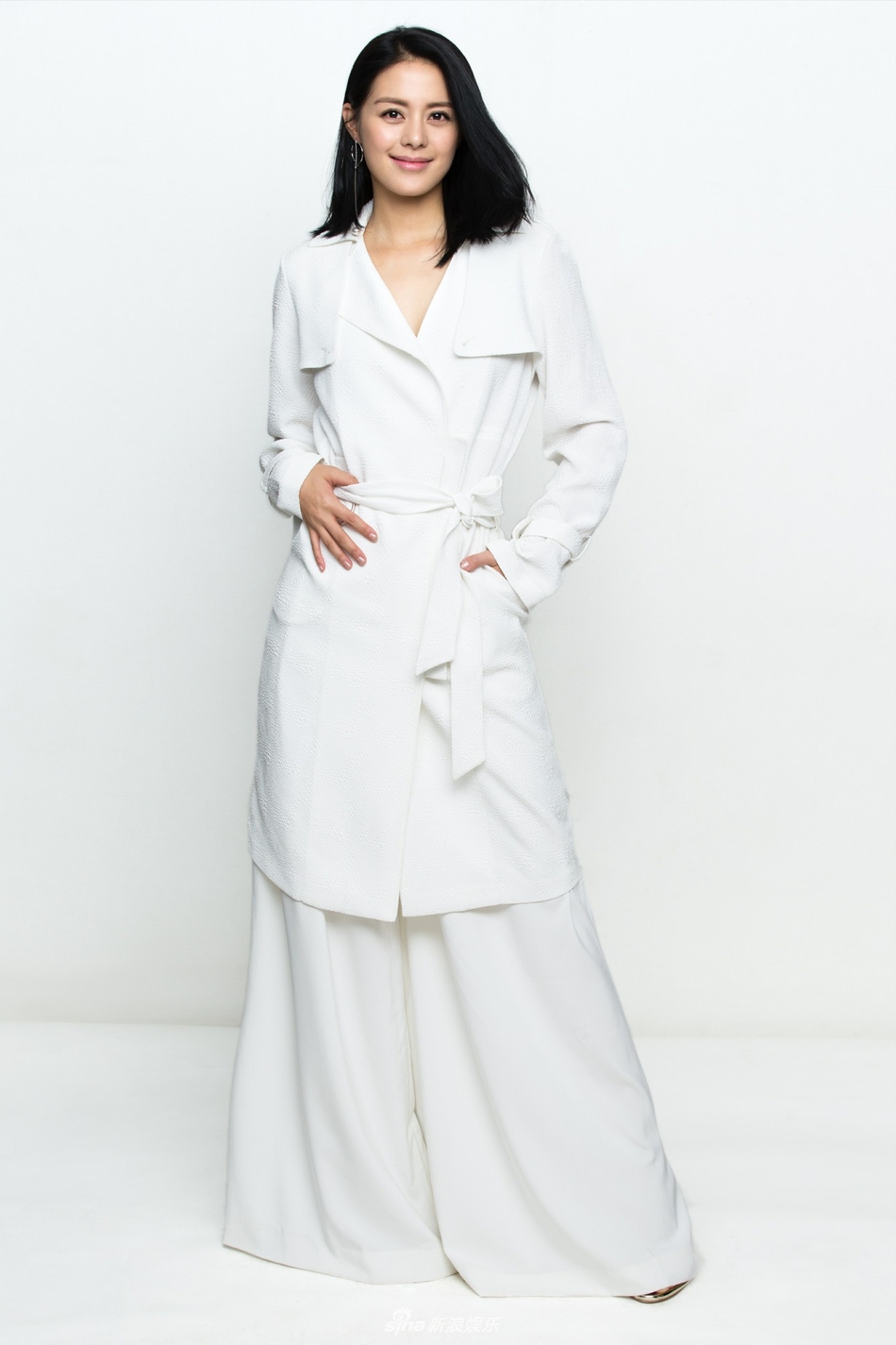 组图:王力可简约写真大片曝光 白衣利落笑容迷人