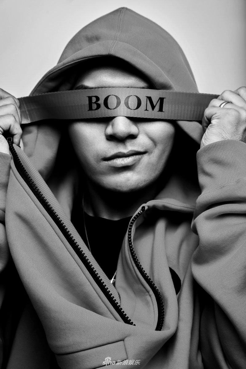 新浪娱乐讯 近日,一向以cool man路线示人的人气嘻哈歌手黄旭曝出一组