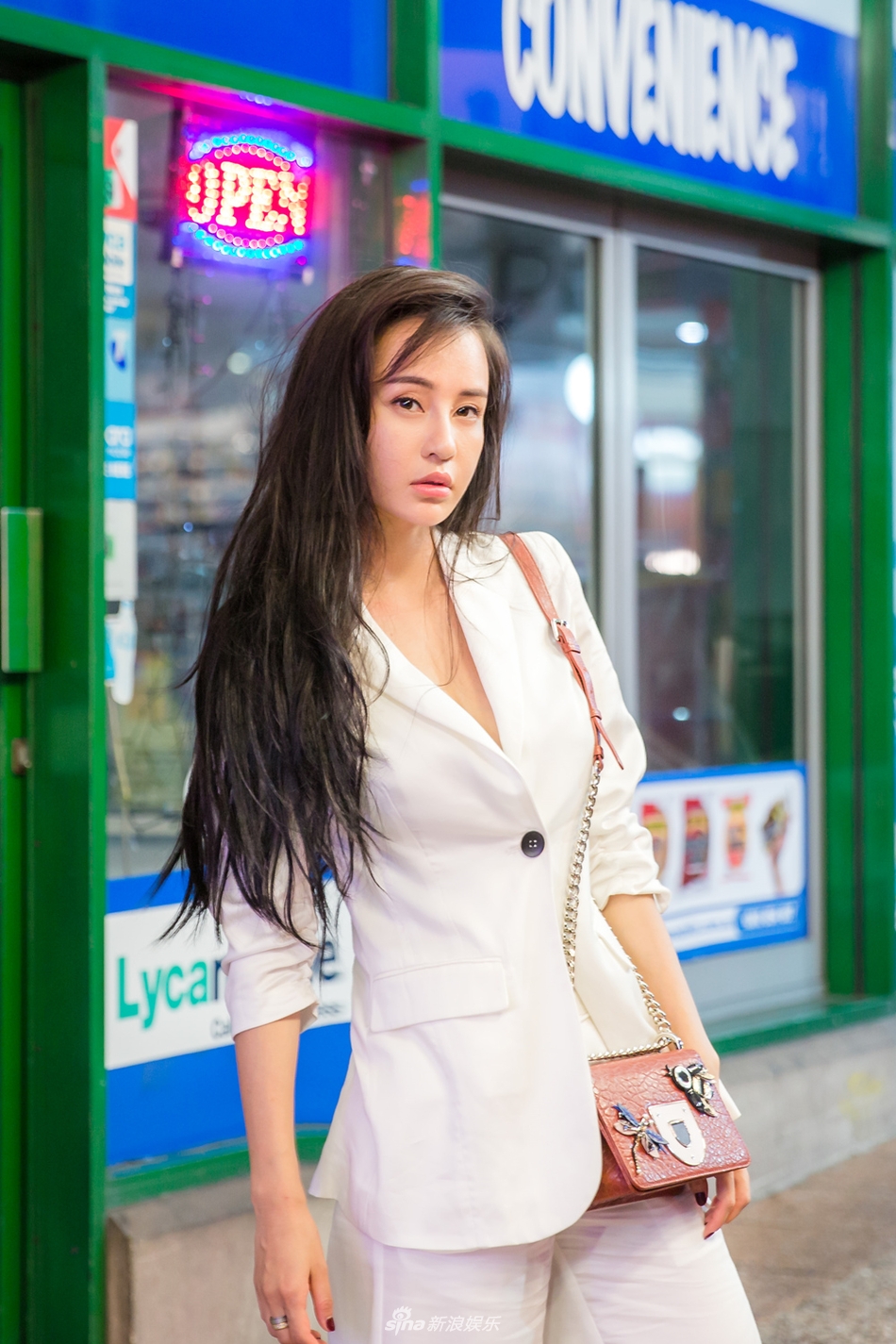 组图:母其弥雅澳洲街拍 纯白搭配酷劲十足_高清图集_新浪网