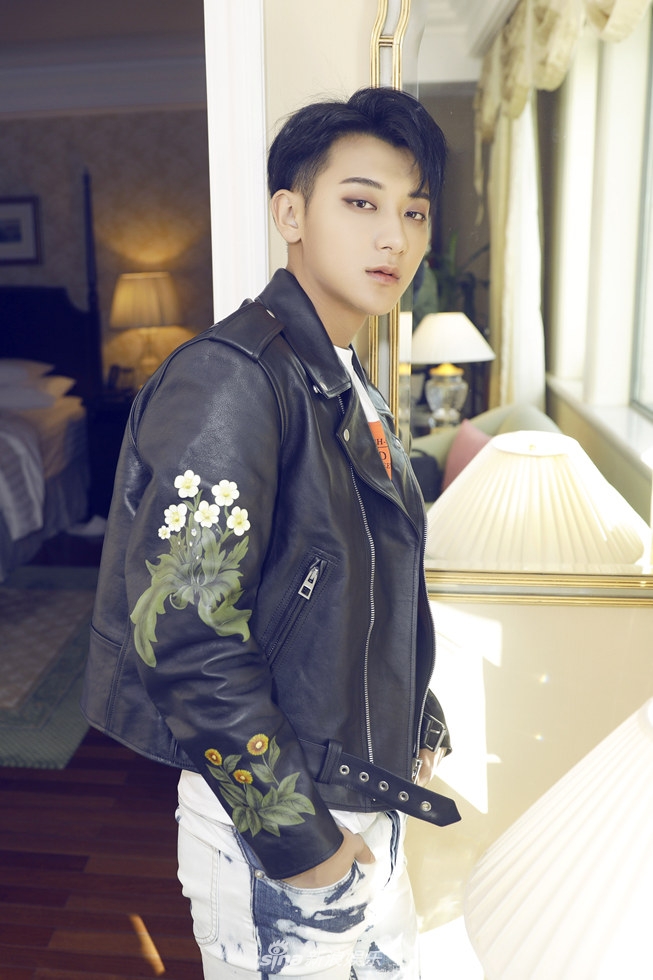 组图:黄子韬印花皮衣出席活动 黑发清爽少年感十足