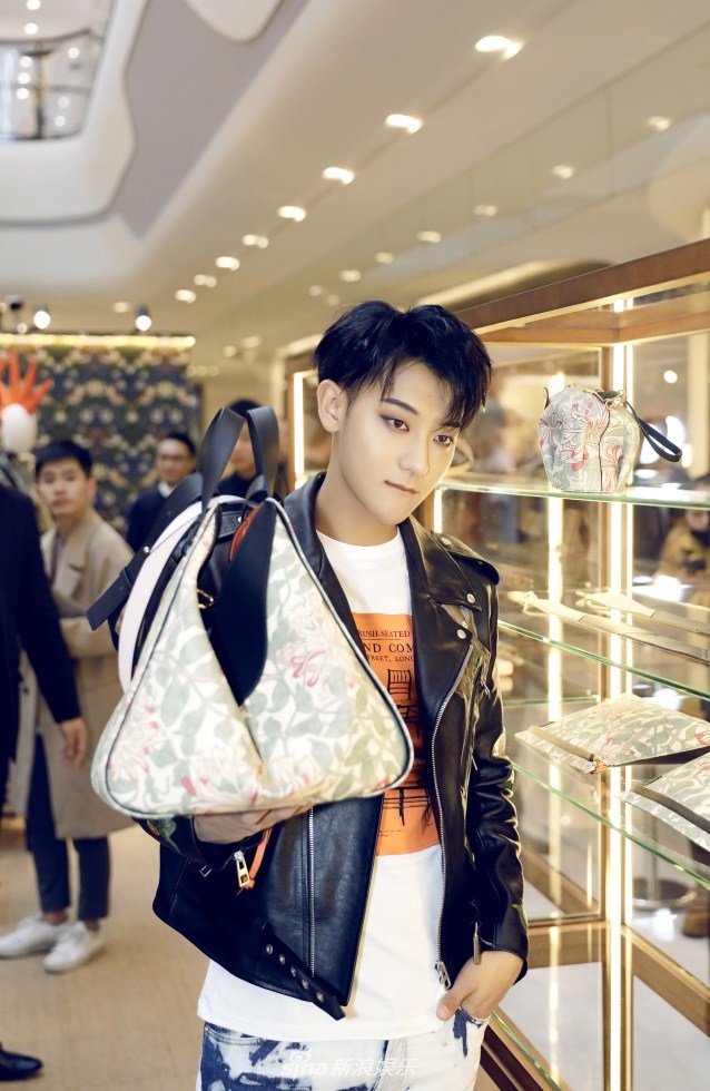 组图:黄子韬印花皮衣出席活动 黑发清爽少年感十足