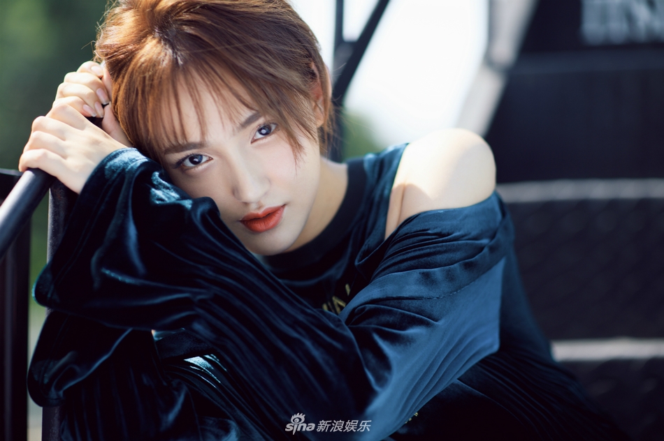 新浪娱乐讯 近日,有"90后第一大青衣"之称的演技派女艺人艾晓琪曝光一