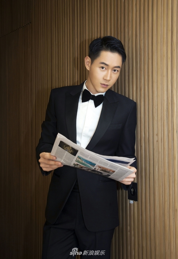 组图:陈正飞深色西装出席活动 简约大气型男范十足