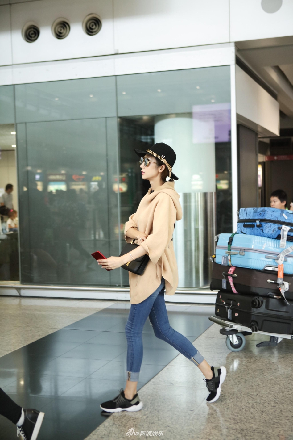 新浪娱乐讯 辣妈蒋丽莎,近期深受时尚大品牌热爱,平凡出入机场奔波于