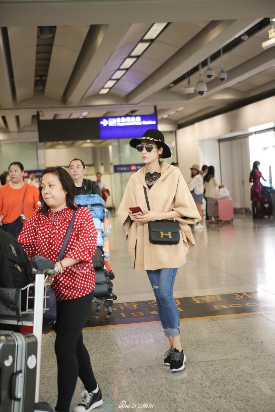 新浪娱乐讯 辣妈蒋丽莎,近期深受时尚大品牌热爱,平凡出入机场奔波于