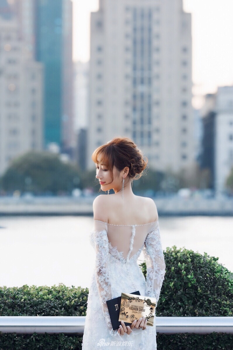 组图:蒋丽莎受邀看维密大秀 白色礼服显高挑身材