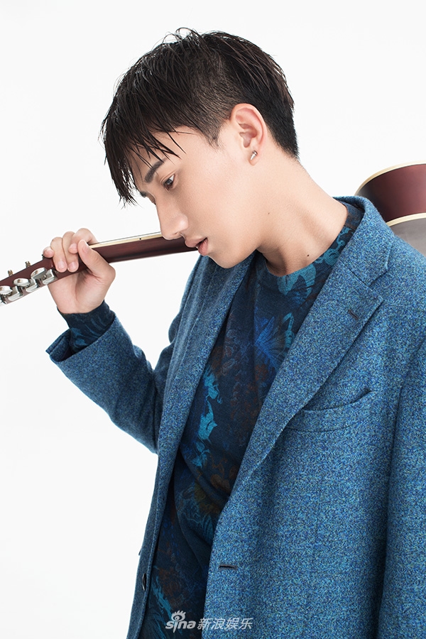 新浪娱乐讯 近日,艺人梁振伦的一组初冬百变大片曝光.