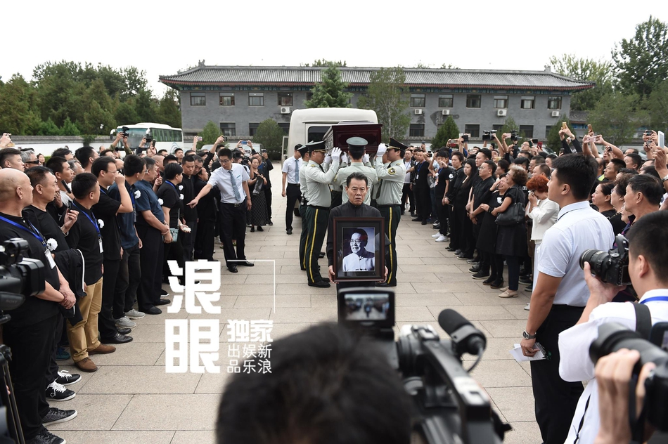 组图:评书大师单田芳遗体告别仪式举行 刘兰芳王迅常宽现身吊唁