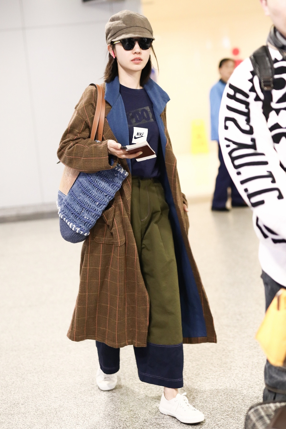 组图:白百何架黑超素颜现机场 皮肤白嫩一路狂刷手机