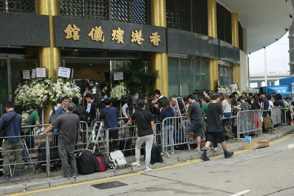 组图:金庸丧礼今日于香港殡仪馆举行 马云张纪中黄晓明等现身