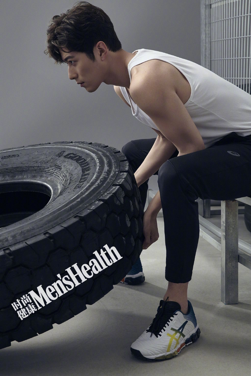 组图:陈学冬登上杂志封面 身穿白背心推轮胎肌肉线条诱人