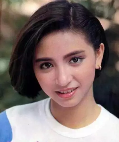 组图:51岁港姐吴婉芳嫁富豪后罕见曝全家福 儿子一身肌肉抢镜