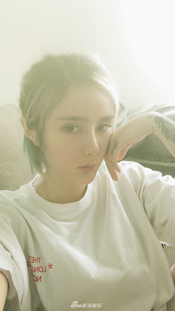 组图:"非主流鼻祖"沉珂近照岁月静好 混血脸cos道姑画风清奇_高清图集
