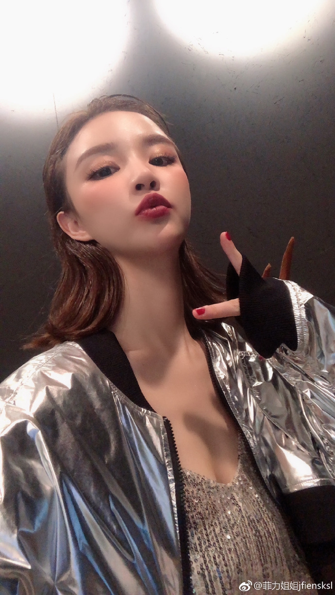 组图:一岁孩子妈? 王思聪前女友雪梨半露香肩御姐风迷人