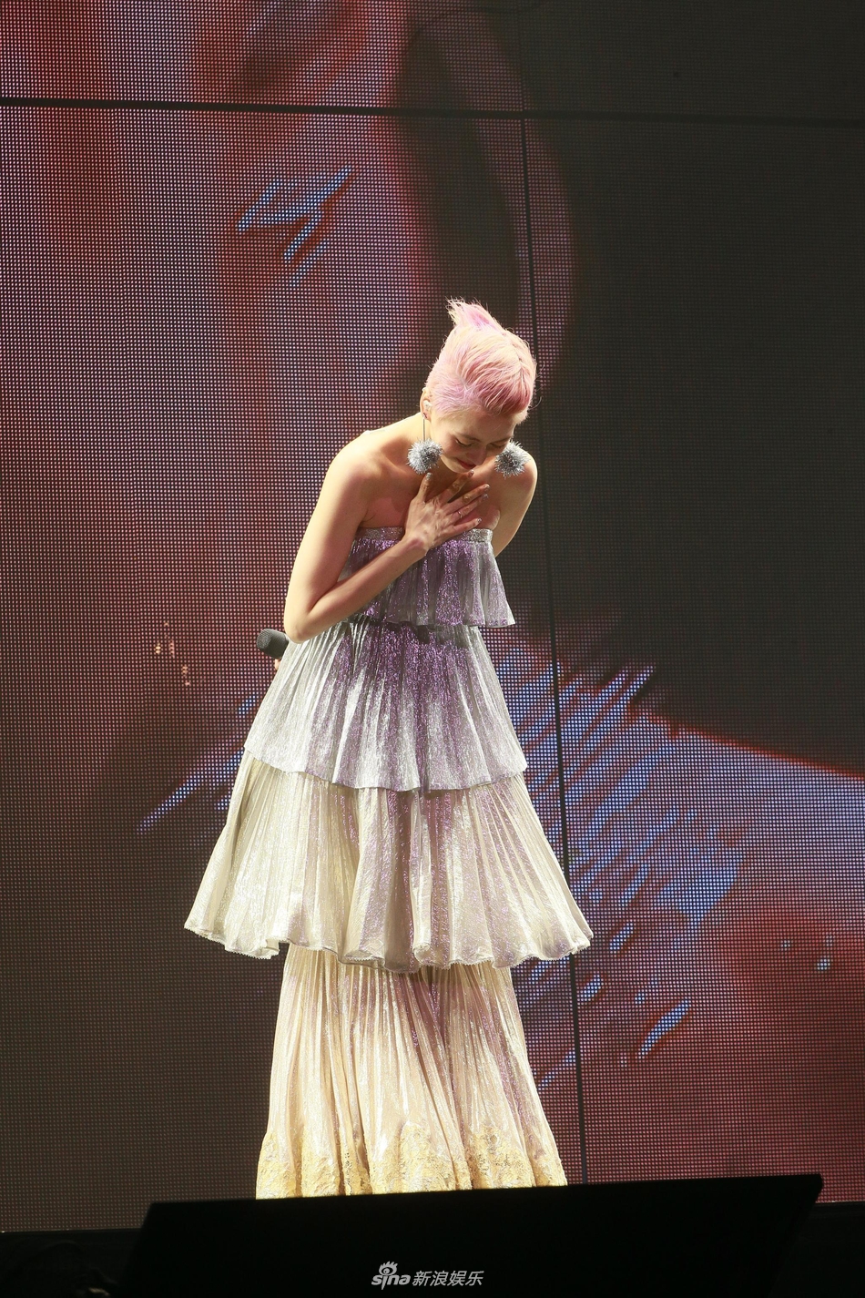 组图:梁咏琪粉嫩开唱裙摆飞扬 方媛杨千嬅薛凯琪等现场助阵