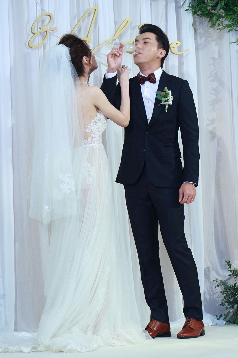 新浪娱乐讯 柯佳燕,坤达15日在台北万豪酒店举办婚宴,两人登记结婚