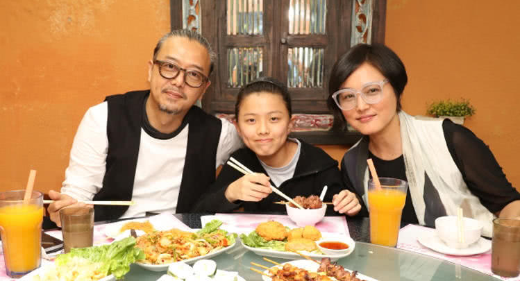 组图:《粉红女郎》男人婆张延全家罕见出镜 12岁爱女活泼好动